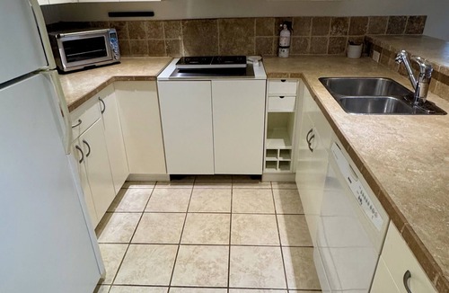 Riley Park House | Bright 2 Bedroom Guest Suite Near Main Street