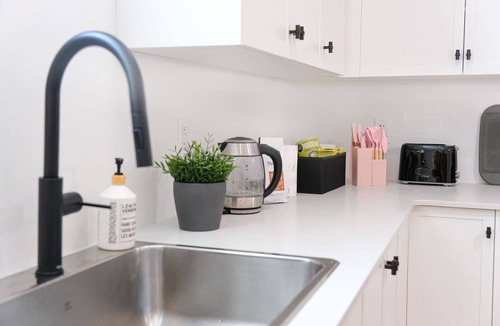 Willoughby House | bright 2-bedroom suite w/full kitchen&laundry