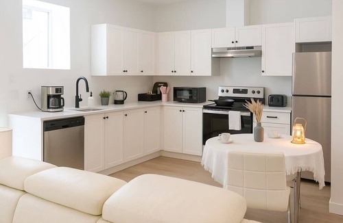 Willoughby House | bright 2-bedroom suite w/full kitchen&laundry