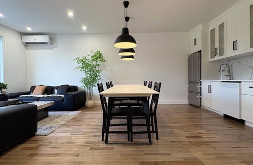 Cote-Des-Neiges—Notre-Dame-De-Grace Apartment | Bright 3BR Upper Duplex w/Patio – New Renovated