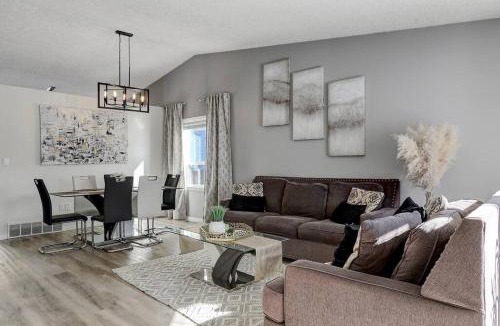 Grande Prairie House | Bright and Spacious Home away from home