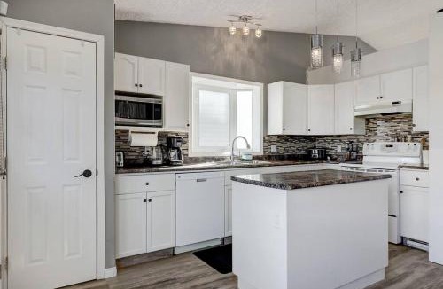 Grande Prairie House | Bright and Spacious Home away from home