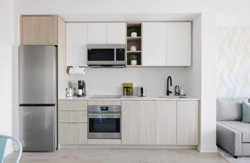 The Queensway Apartment | Bright Condo Retreat Skyline Views & Balcony