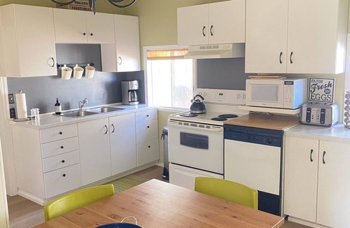 Windermere House | Bright Cozy Sinclair Cottage In Beautiful Windermere BC. Pickleball court.