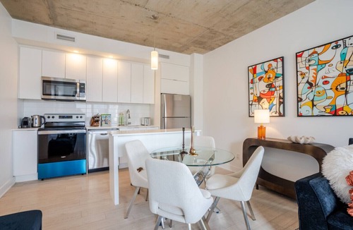 Quartier des Spectacles Apartment | Bright Downtown Apartment | Parking On-Site