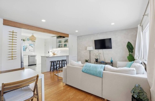 Saskatoon House | Bright & Fully Renovated Retreat - Holiday Home