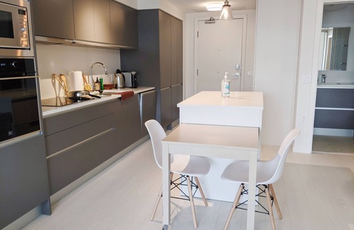 Mount Pleasant Condo | Bright Minimalist Home with Parking Located in the Heart of Vancouver