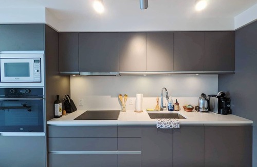 Mount Pleasant Condo | Bright Minimalist Home with Parking Located in the Heart of Vancouver