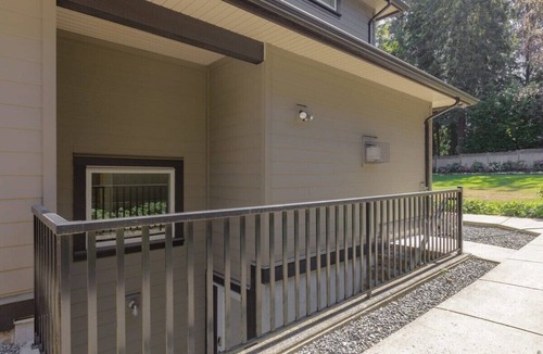 Lynn Valley House | Bright new 1 BR private secondary basement suite