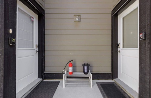 Lynn Valley House | Bright new 1 BR private secondary basement suite