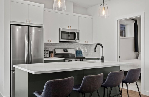 Okotoks House | Bright, new suite 10 min from Calgary