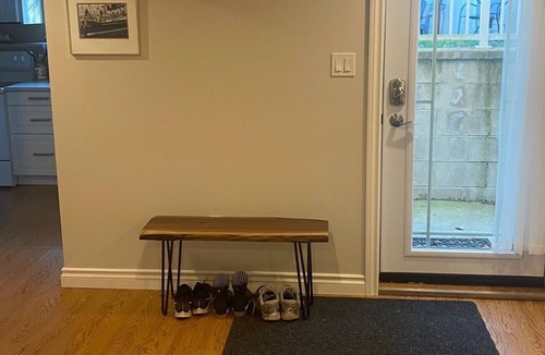 Dundas House | Bright One Bedroom Suite with Yard