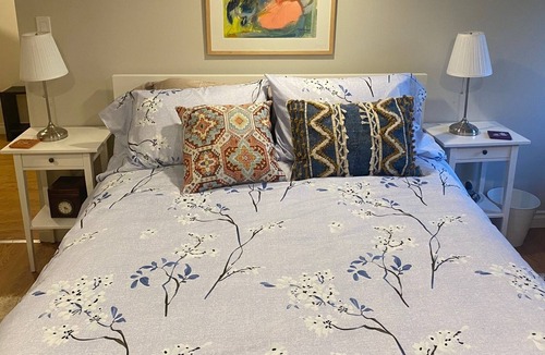 Dundas House | Bright One Bedroom Suite with Yard