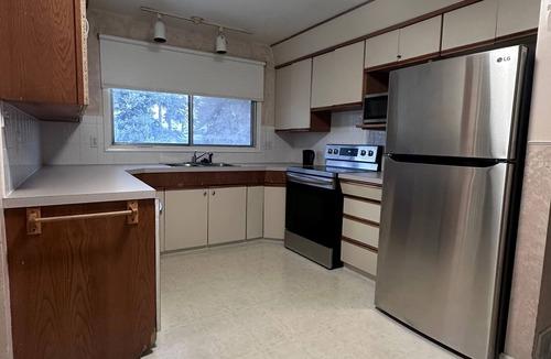 Jasper Place House | Bright Private Room in Safe Area – 10 Min Walk to Shops & Transit - Room No.3