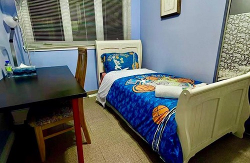 Brossard House | Bright Private Room near Montreal Fast WiFi