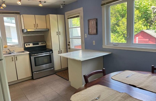 Brossard House | Bright Private Room near Montreal Fast WiFi