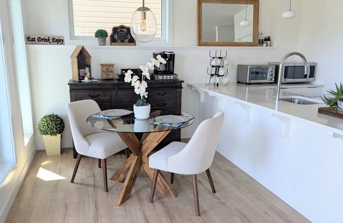 Lethbridge House | Bright Walk-Out Suite - Kitchenette & Amazing View