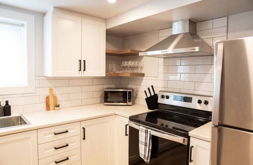 Kitchener House | Broken Oak B · Designer Dream Suite-2 bed/1 bed in Forest Heights