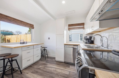 Sarnia House | Bungalow On Ann/pet friendly with a fenced in yard