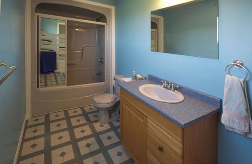 Bluewater Cottage | But'n'ben! Large Cottage near the Lake!
