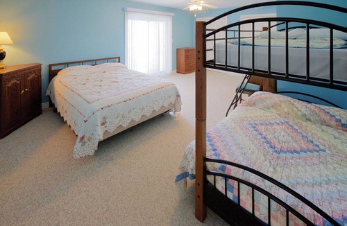 Bluewater Cottage | But'n'ben! Large Cottage near the Lake!