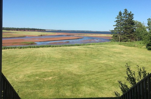 Red House Cottage | By the Shore -Waterfront Cottage
