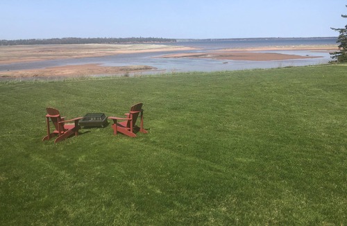 Red House Cottage | By the Shore -Waterfront Cottage