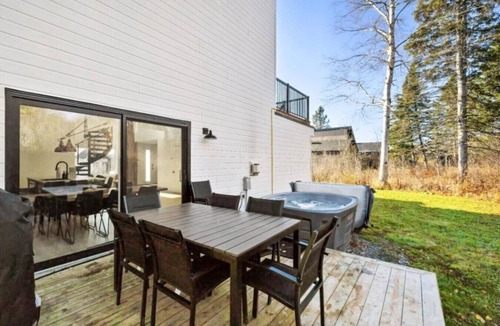Saint Ferreol les Neiges House | Chalet Koselig | Hot Tub |8 Guests |5 min Ste-Anne
