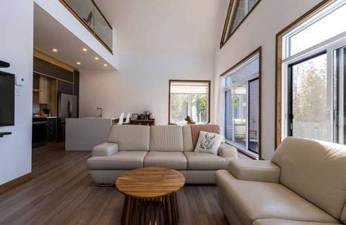Chertsey House | Chalet Clematites