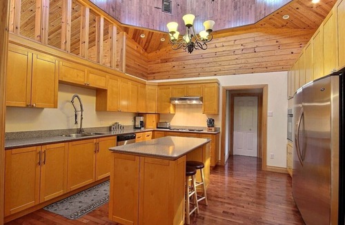 Sainte-Beatrix Ski Chalet | La Tour Boisée | Private Spa & Pool | Pool Table
