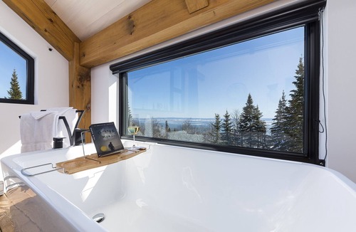 Petite-Riviere-Saint-Francois Villa | Chalet Valhalla - views, hot tub and coziness - less than 15km from Le Massif