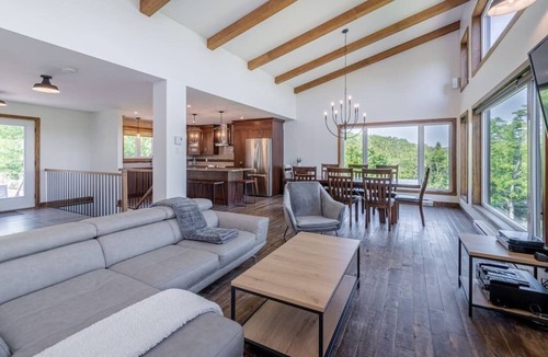 Petite-Riviere-Saint-Francois House | Hôtel à la maison - L'Archibald, spa et montagne!