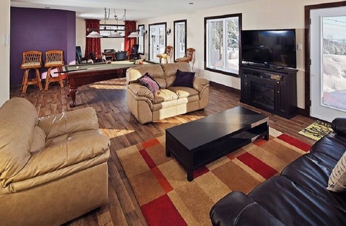 Petite-Riviere-Saint-Francois House | A games room like the casino