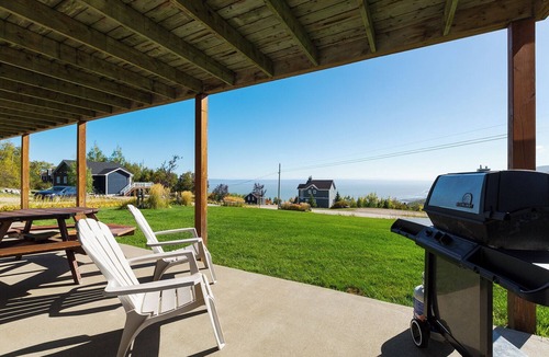 Petite-Riviere-Saint-Francois Condo | An indoor and outdoor fireplace to double the cosyness