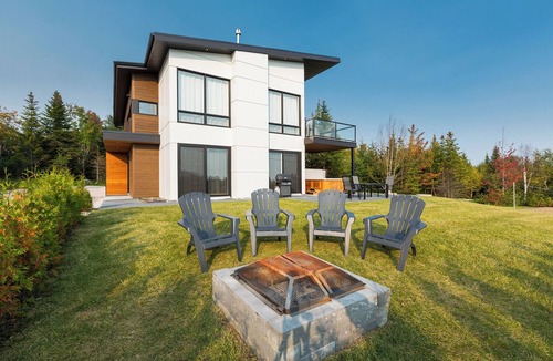 Petite-Riviere-Saint-Francois Ski Chalet | A entertainment room for festive evenings