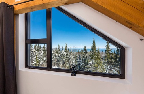 Petite-Riviere-Saint-Francois Ski Chalet | Chalet Valhalla - Views, Hot Tub and Coziness