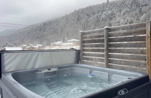 Petite-Riviere-Saint-Francois House | Albatros | Spa, Pool Table & River View