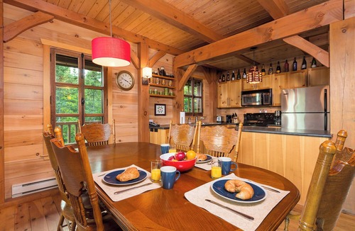 Petite-Riviere-Saint-Francois House | Wooden chalet for a rustic mountain style