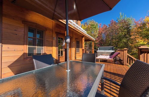 Petite-Riviere-Saint-Francois House | Wooden chalet for a rustic mountain style