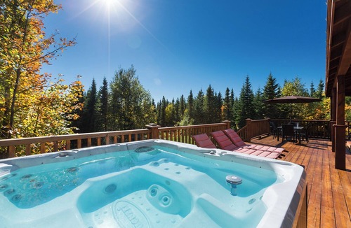 Petite-Riviere-Saint-Francois House | Wooden chalet for a rustic mountain style