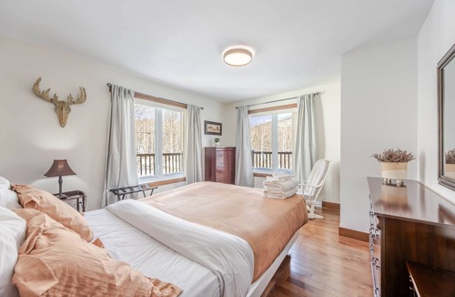 Petite-Riviere-Saint-Francois House | Boisia: Spa, pool table, 5bdr, 10 min to Massif