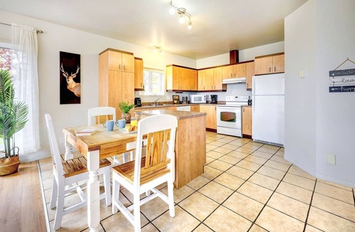 Petite-Riviere-Saint-Francois Condo | 3 BDRM - WoW: Spa, river view, fireplace & more!