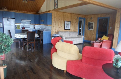 Saint-Jean-de-l'lle-d'Orleans Ski Chalet | Country cottage close to town, river view and access, swimming pool 121170