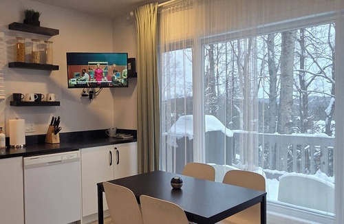 Sainte-Lucie-des-Laurentides Cottage | Cozy Nature Escape Near Lake Sarrazin - Dogs Welcome!
