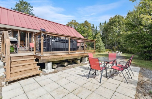 Ste-Lucie-des-Laurentides Ski Chalet | 🌲Chalet Spa & Sauna Getaway in Luarentide– Sainte-Lucie 🌲 Val-David, Val-Morin