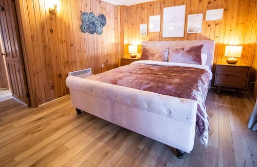 Sainte-Marguerite-du-Lac-Masson Ski Chalet | CHALET✦5Bedrooms✦Lake✦Jacuzzi✦Sauna✦Home theater✦Quiet