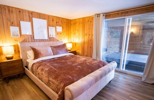 Sainte-Marguerite-du-Lac-Masson Ski Chalet | CHALET✦5Bedrooms✦Lake✦Jacuzzi✦Sauna✦Home theater✦Quiet