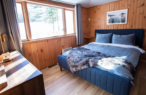 Sainte-Marguerite-du-Lac-Masson Ski Chalet | CHALET✦5Bedrooms✦Lake✦Jacuzzi✦Sauna✦Home theater✦Quiet
