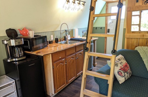 Brew Bay House | Cabin on Homestead w/Hot Tub & animals