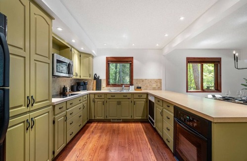 East Kootenay Cabin | Cabin in the Woods | Private Hot Tub | AC | Quiet